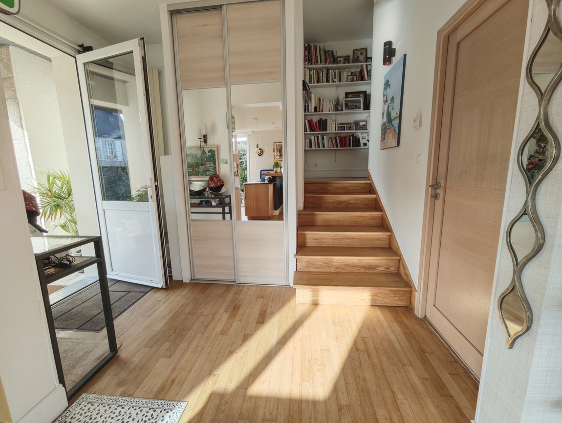 Quimper. Quartier Très Prisé de Locmaria pour Agréable Maison & son Jardin Clos de 700 m2.