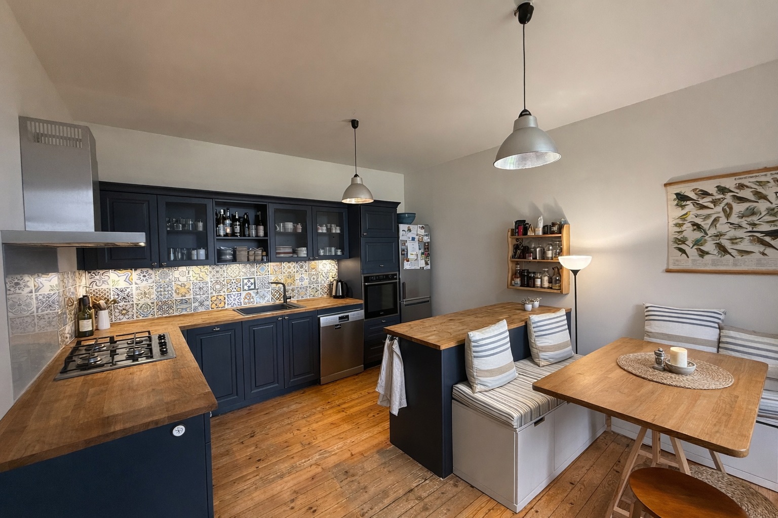 Audierne – Maison des Années 30 Entièrement Rénovée avec Vue Imprenable sur le Port d’Audierne