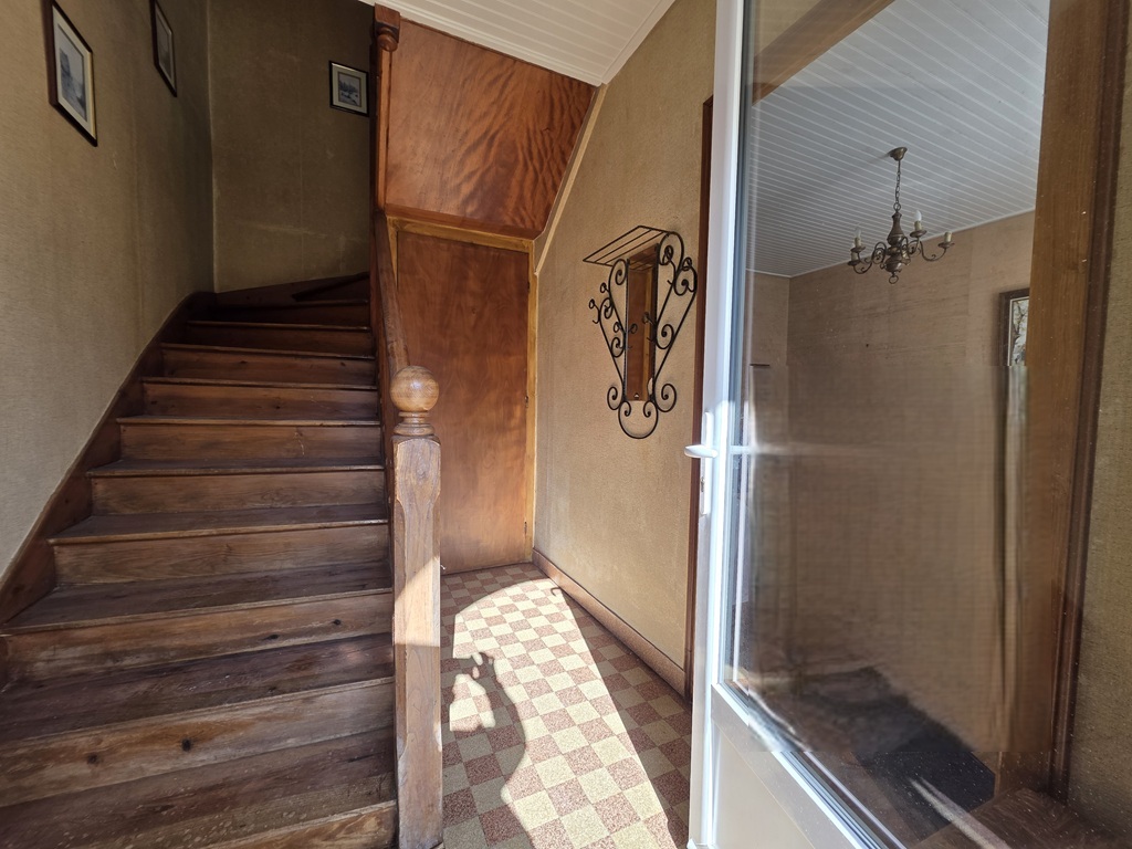 Exclusivité Agence -Saint Guénolé Penmarc’h – 50 mètres de La Mer, Maison Bigoudène à Rénover Avec Garage & Jardin