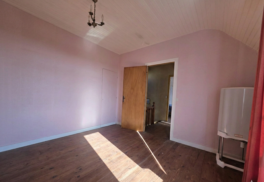 Exclusivité Agence -Saint Guénolé Penmarc’h – 50 mètres de La Mer, Maison Bigoudène à Rénover Avec Garage & Jardin