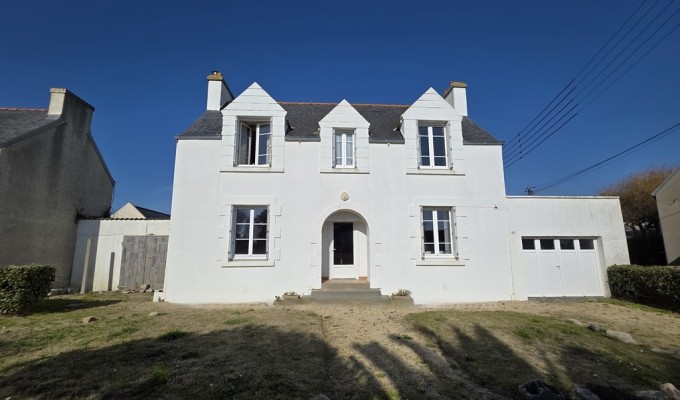 Exclusivité Agence -Saint Guénolé Penmarc’h – 50 mètres de La Mer, Maison Bigoudène à Rénover Avec Garage & Jardin