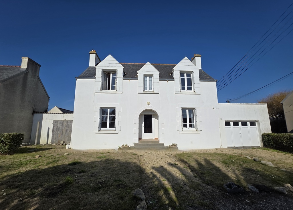 Exclusivité Agence -Saint Guénolé Penmarc’h – 50 mètres de La Mer, Maison Bigoudène à Rénover Avec Garage & Jardin