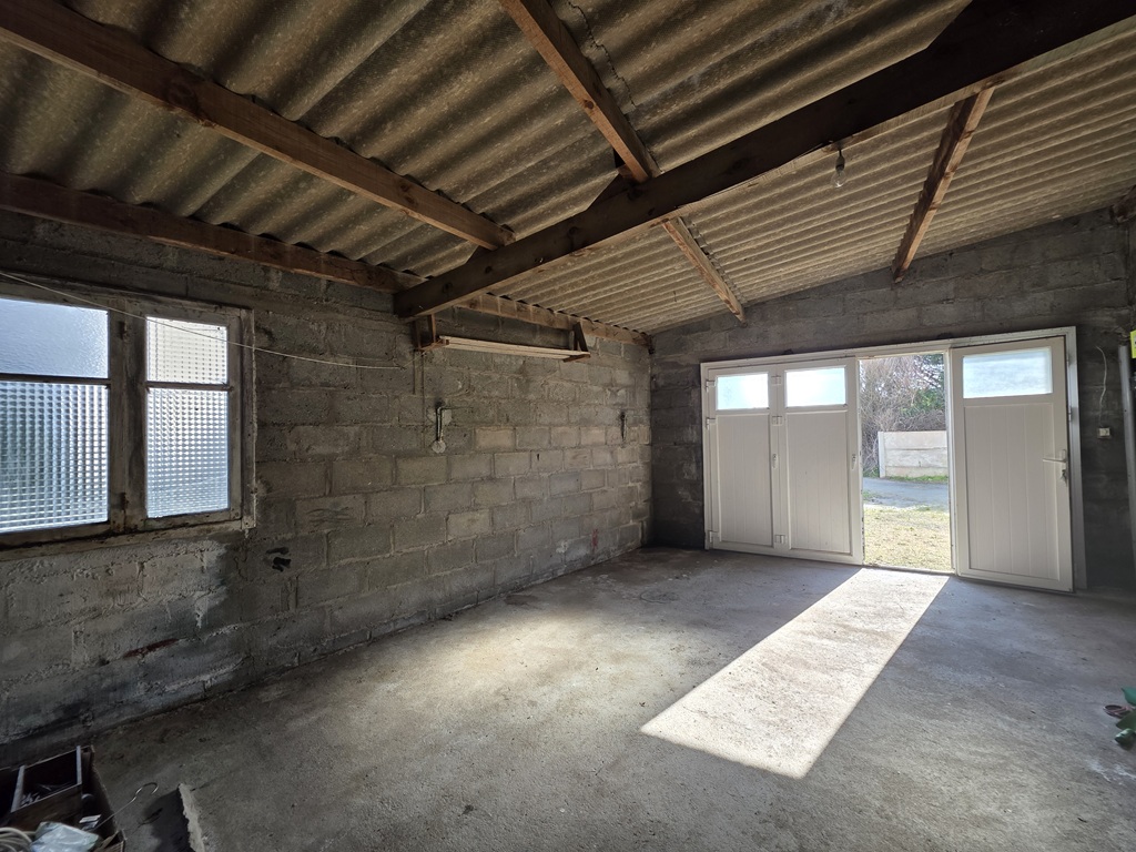 Exclusivité Agence -Saint Guénolé Penmarc’h – 50 mètres de La Mer, Maison Bigoudène à Rénover Avec Garage & Jardin