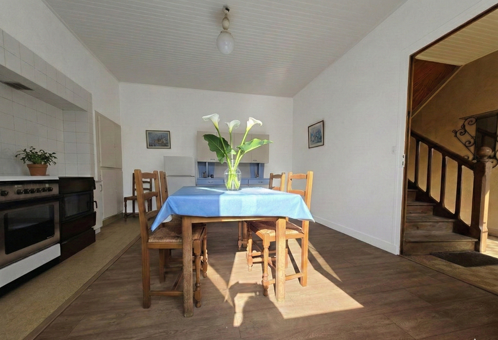 Exclusivité Agence -Saint Guénolé Penmarc’h – 50 mètres de La Mer, Maison Bigoudène à Rénover Avec Garage & Jardin