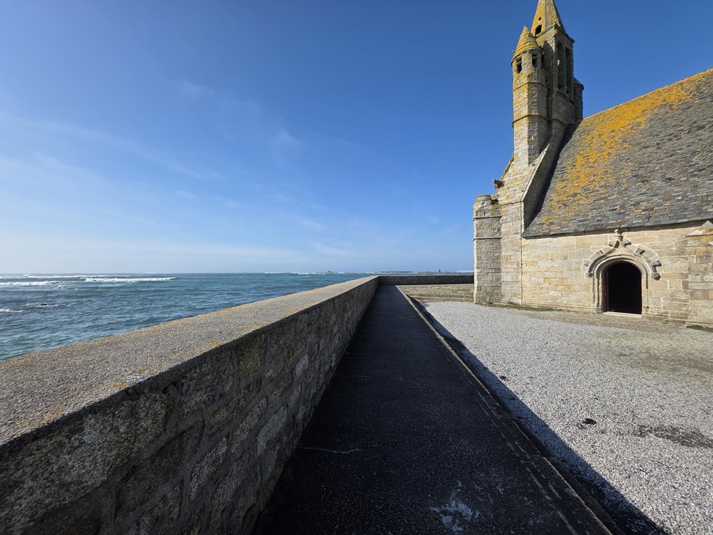 Exclusivité Agence -Saint Guénolé Penmarc’h – 50 mètres de La Mer, Maison Bigoudène à Rénover Avec Garage & Jardin