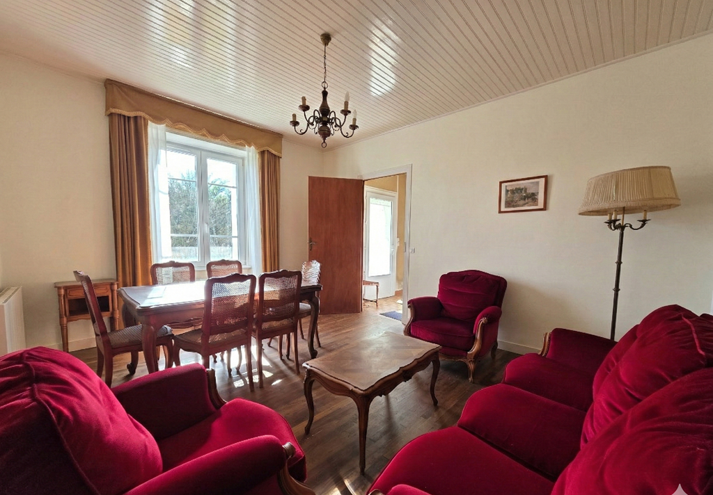 Exclusivité Agence -Saint Guénolé Penmarc’h – 50 mètres de La Mer, Maison Bigoudène à Rénover Avec Garage & Jardin