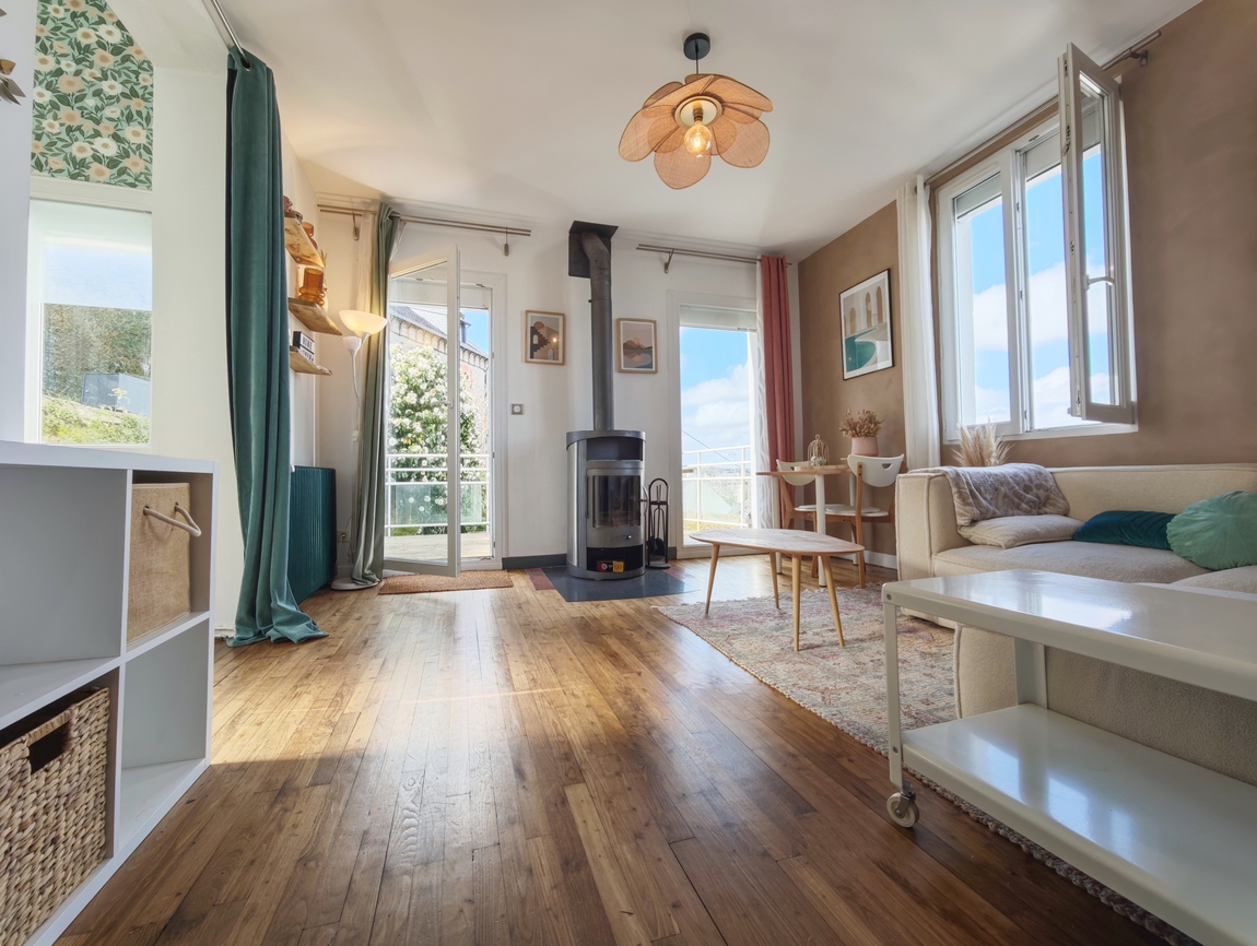 Quimper.”Coup de Coeur” pour Maison Cosy, 2 Chambres & Terrasse à la Vue Dégagée.
