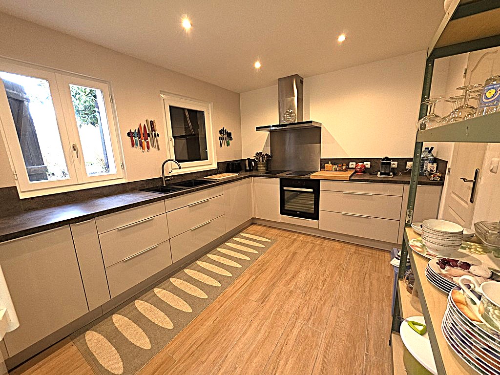 Sainte Marine- La Maison Familiale (5 chambres) Avec Terrasse & Jardin 1000 m² , Proche des Plages et du Port .