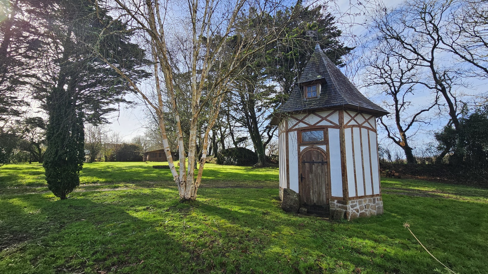 Tregunc – Propriété de Caractère de 226 m² Sur Son Parc Arboré de 1,3 hectares à 2 km Des Plages