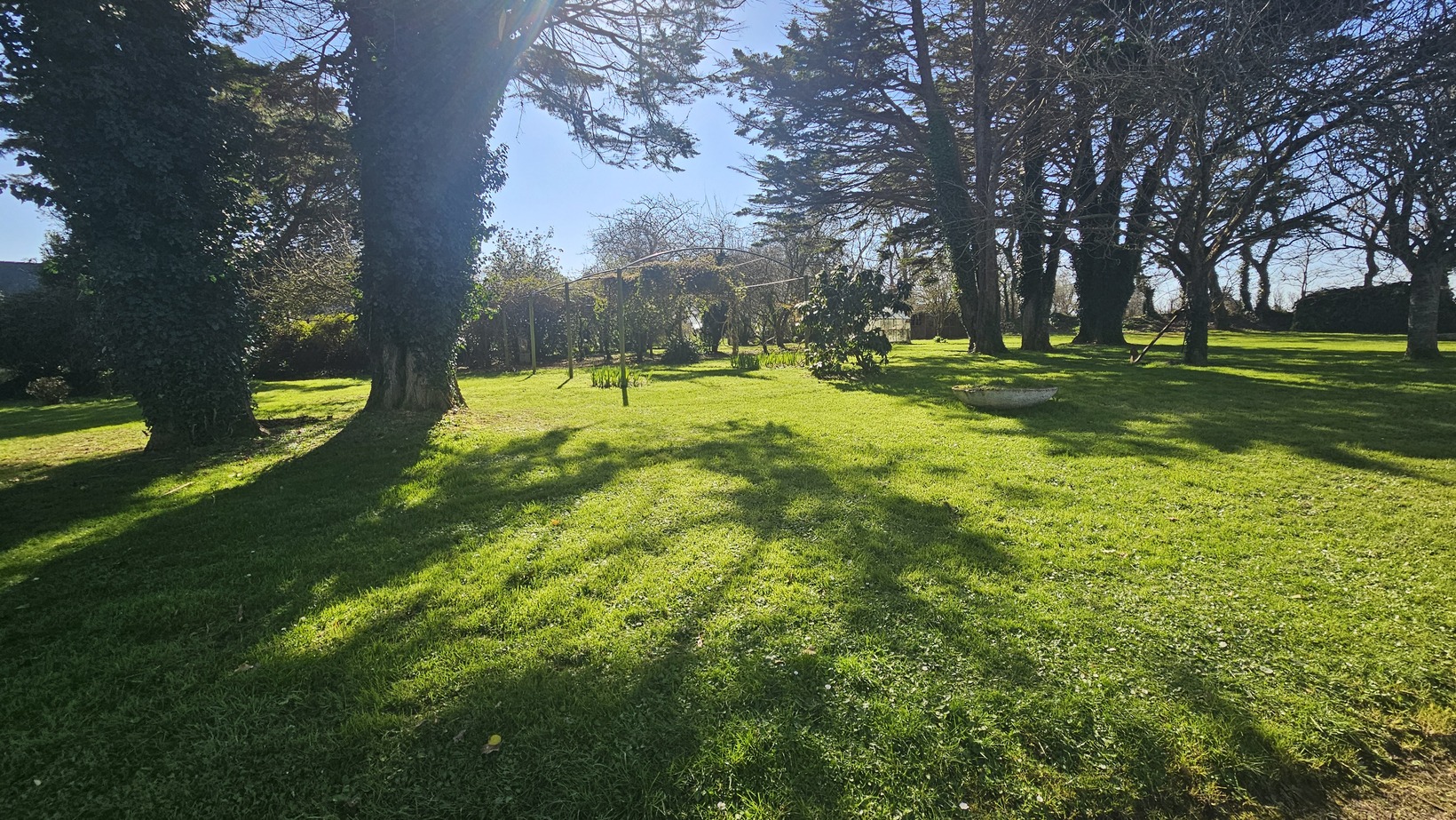 Tregunc – Propriété de Caractère de 226 m² Sur Son Parc Arboré de 1,3 hectares à 2 km Des Plages