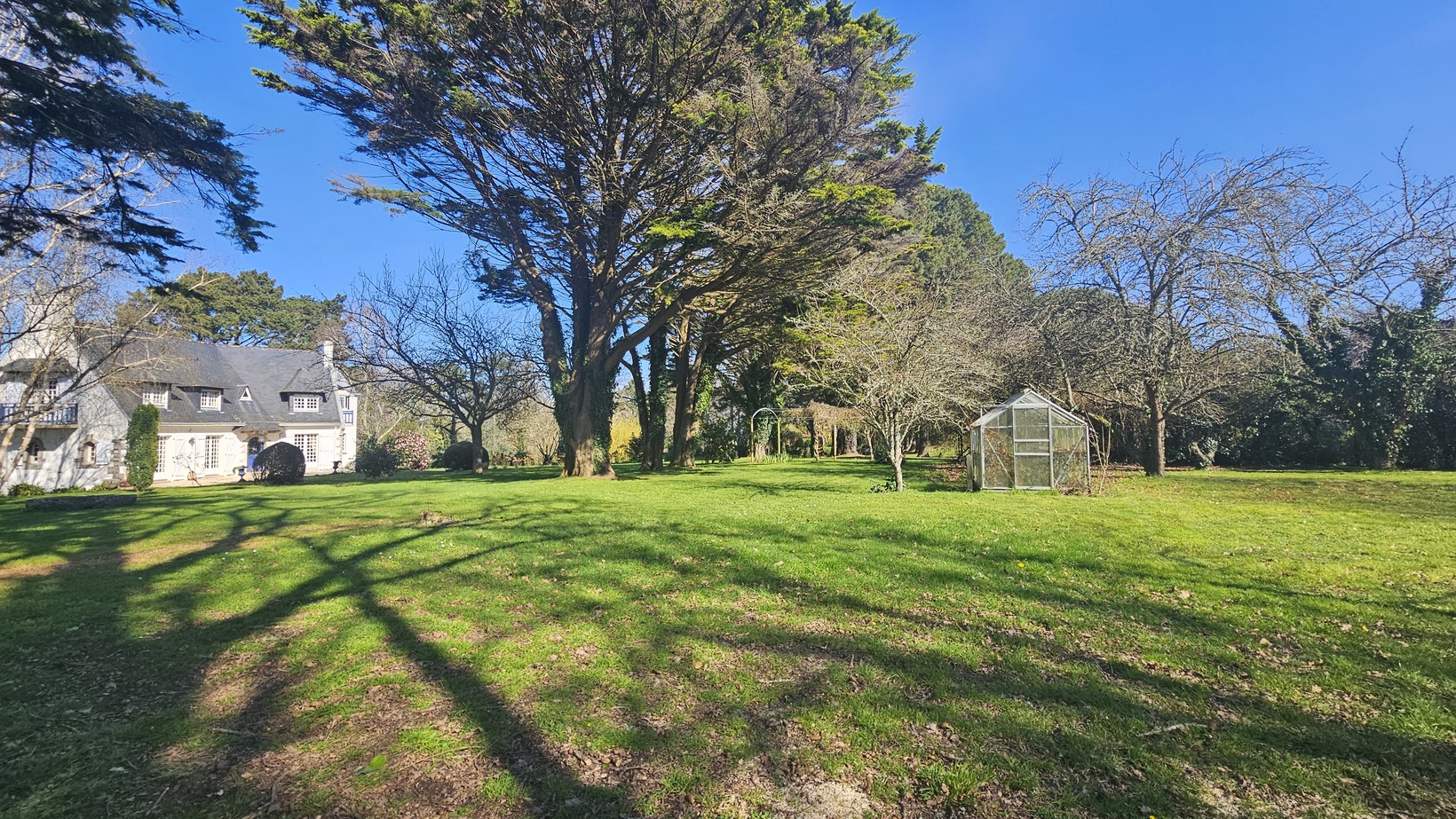 Tregunc – Propriété de Caractère de 226 m² Sur Son Parc Arboré de 1,3 hectares à 2 km Des Plages