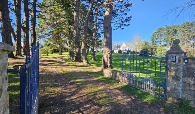 Tregunc – Propriété de Caractère de 226 m² Sur Son Parc Arboré de 1,3 hectares à 2 km Des Plages
