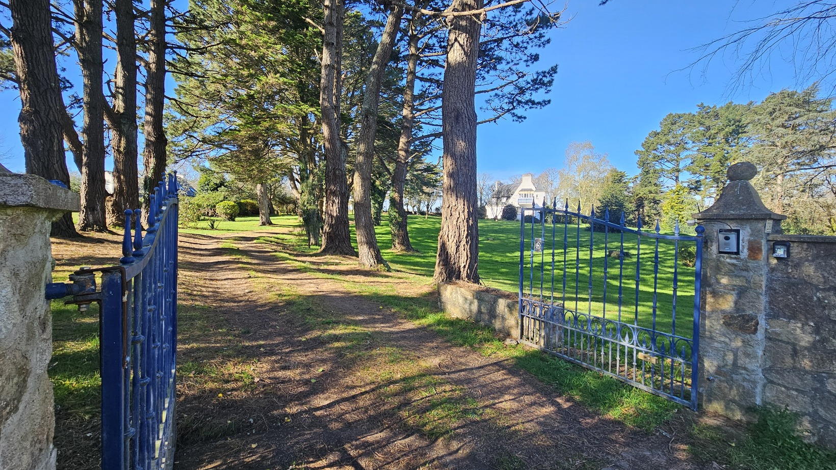 Tregunc – Propriété de Caractère de 226 m² Sur Son Parc Arboré de 1,3 hectares à 2 km Des Plages