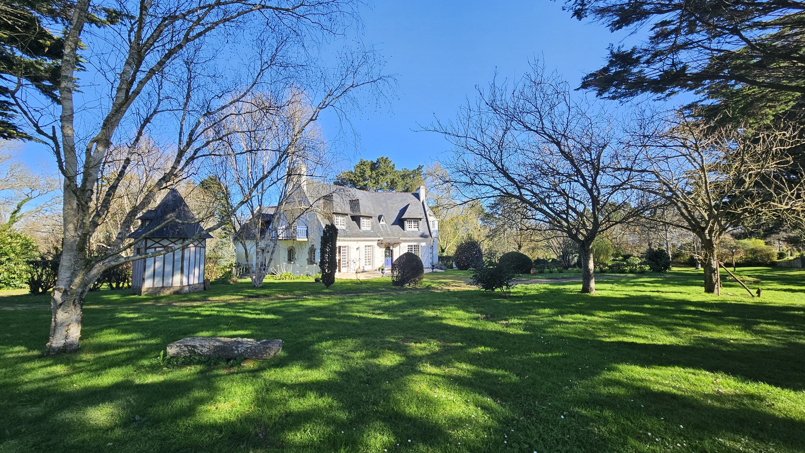 Tregunc – Propriété de Caractère de 226 m² Sur Son Parc Arboré de 1,3 hectares à 2 km Des Plages