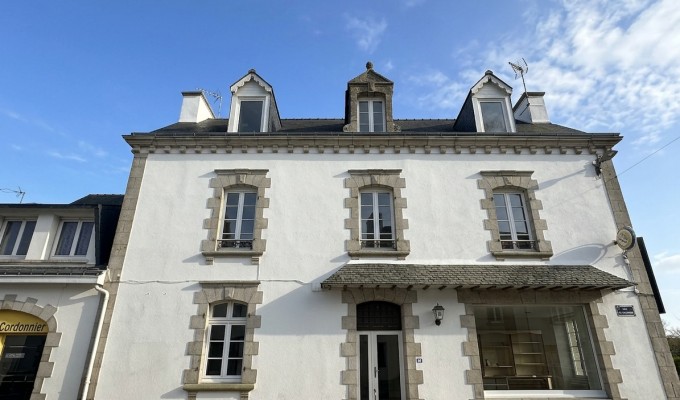 Au Coeur du Centre-Ville de Clohars-Carnoët, Ensemble Immobilier de 375 m² – Idéal Investisseur!