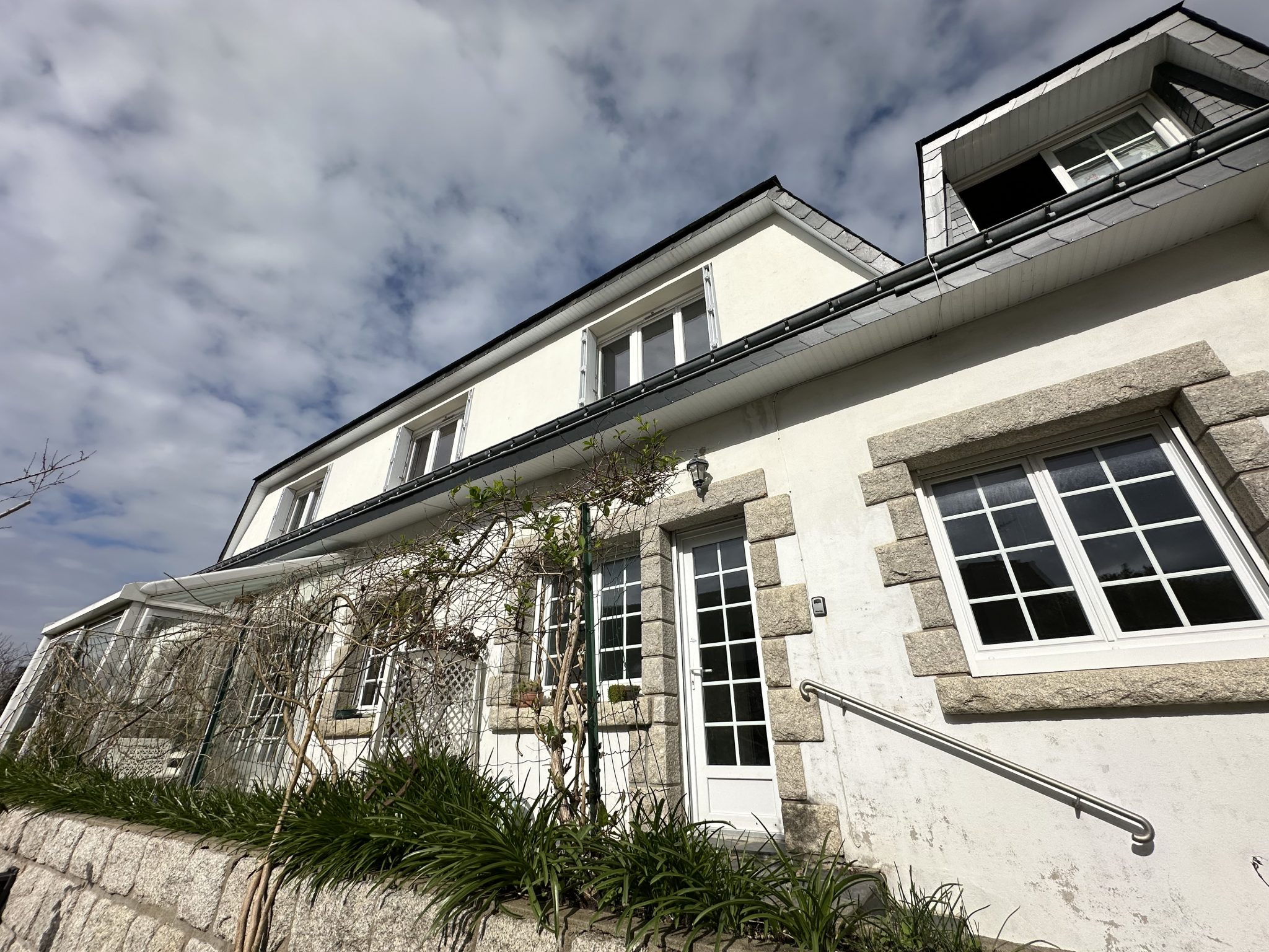 Au Coeur du Centre-Ville de Clohars-Carnoët, Ensemble Immobilier de 375 m² – Idéal Investisseur!