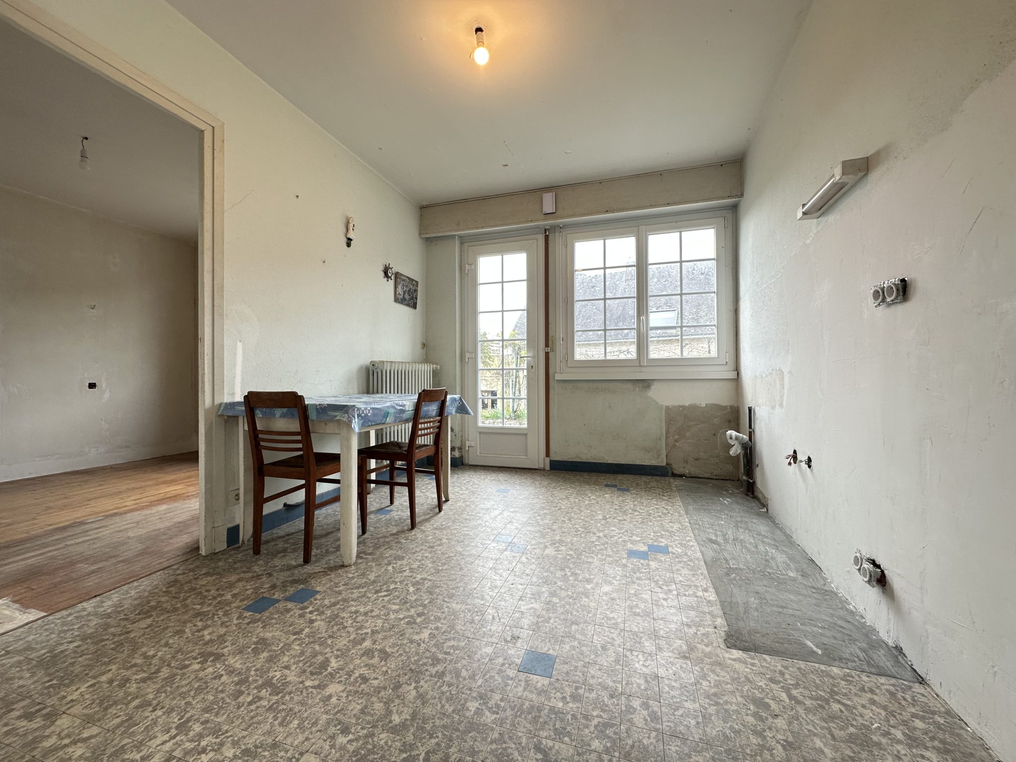 Au Coeur du Centre-Ville de Clohars-Carnoët, Ensemble Immobilier de 375 m² – Idéal Investisseur!