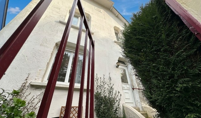 Lorient, Authentique Maison 1930 avec Jardin. Proche des Commerces et Ecoles ! A SAISIR !