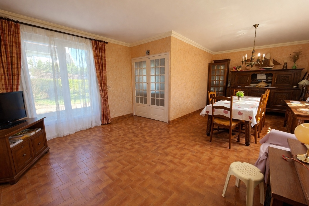 Audierne – Maison de 130 m² Proche Commerces sur un Beau Terrain Arboré avec Garage