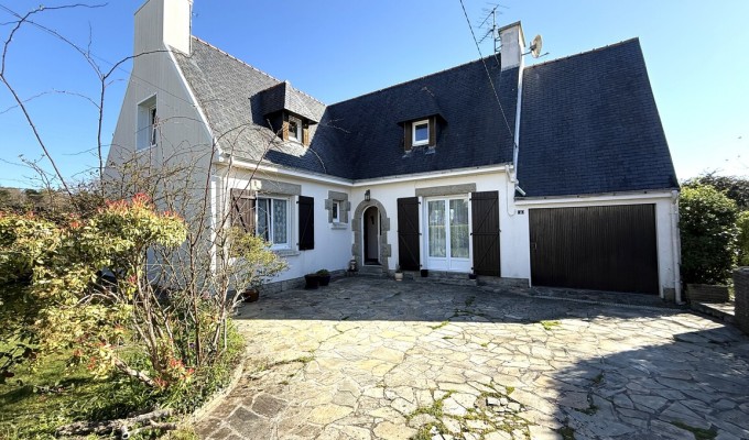 Audierne – Maison de 130 m² Proche Commerces sur un Beau Terrain Arboré avec Garage