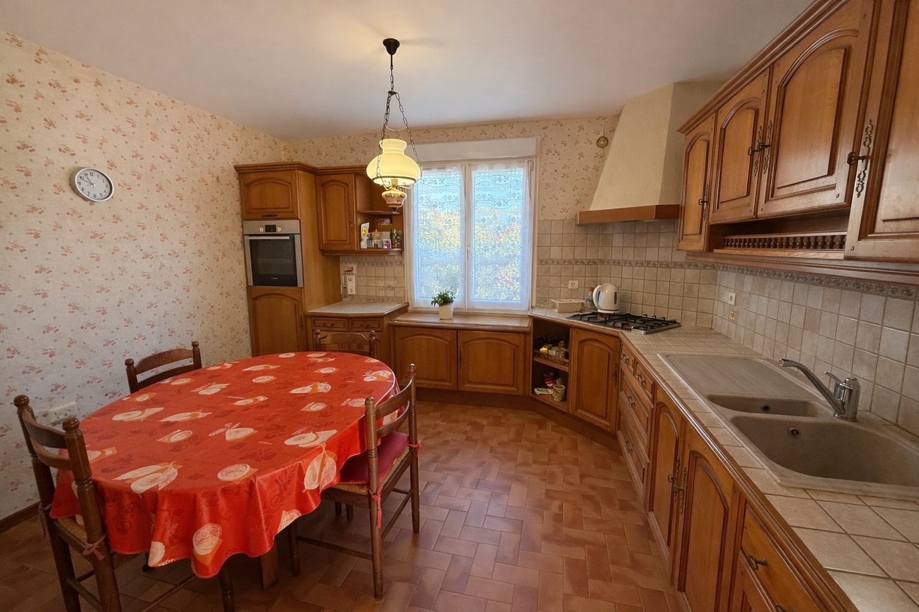 Audierne – Maison de 130 m² Proche Commerces sur un Beau Terrain Arboré avec Garage