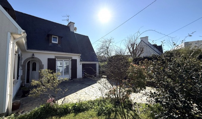 Audierne – Maison de 130 m² Proche Commerces sur un Beau Terrain Arboré avec Garage