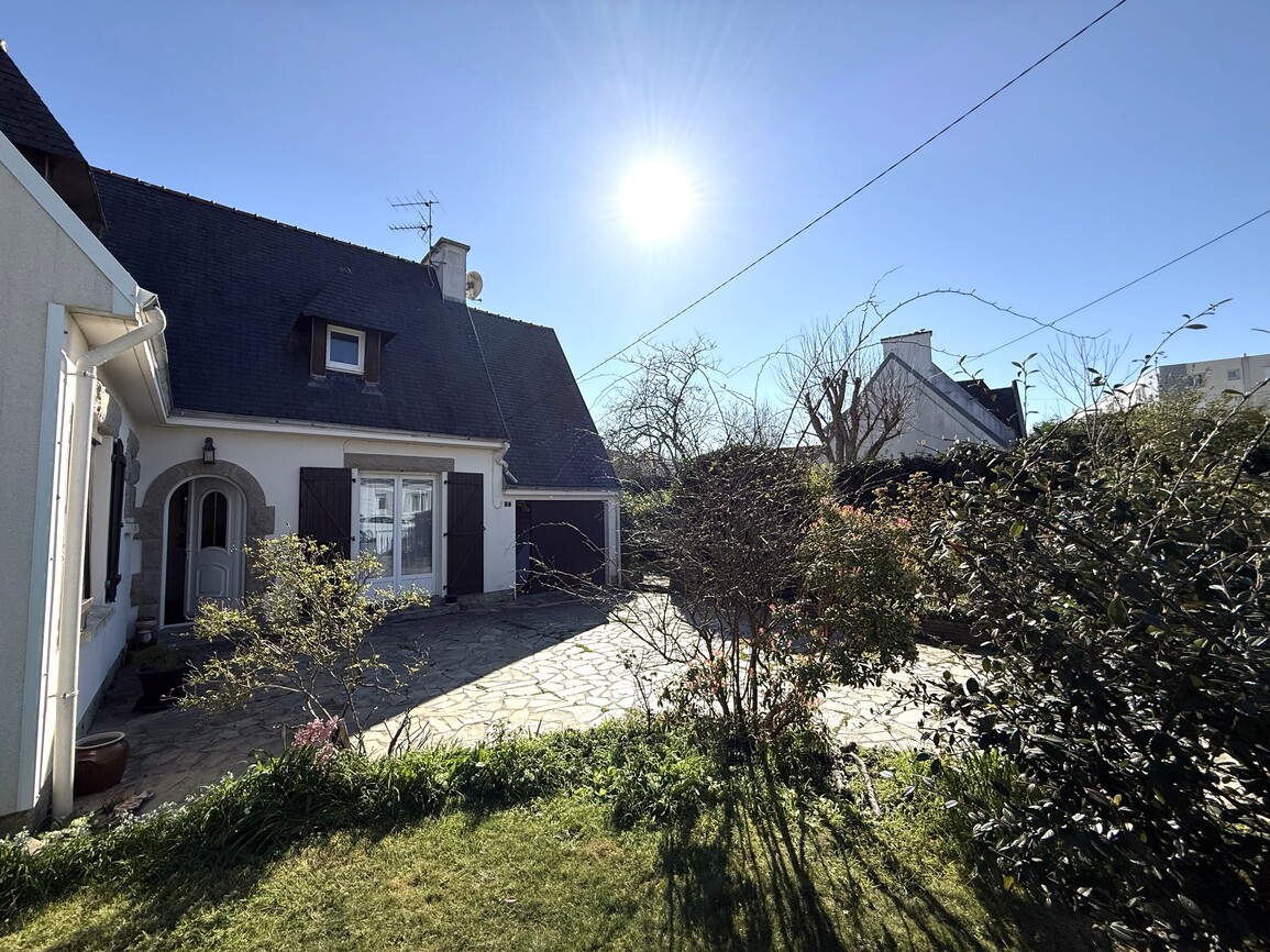 Audierne – Maison de 130 m² Proche Commerces sur un Beau Terrain Arboré avec Garage