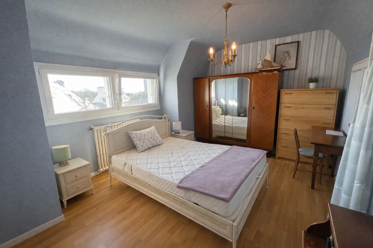 Audierne – Maison de 130 m² Proche Commerces sur un Beau Terrain Arboré avec Garage