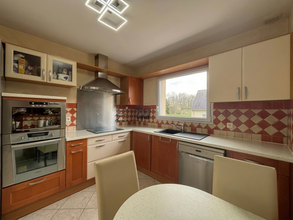 Quimper Sud – L’intemporelle Contemporaine de 2001, 4 Chambres, Sous-Sol & Jardin Arboré