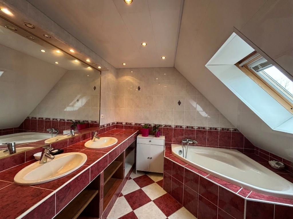 Quimper Sud – L’intemporelle Contemporaine de 2001, 4 Chambres, Sous-Sol & Jardin Arboré