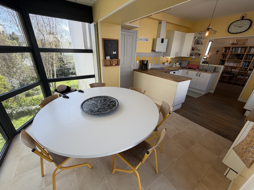 Quimper centre ville – Généreuse Maison des Années 1950 à l’étendue Géométrique avec Jardin