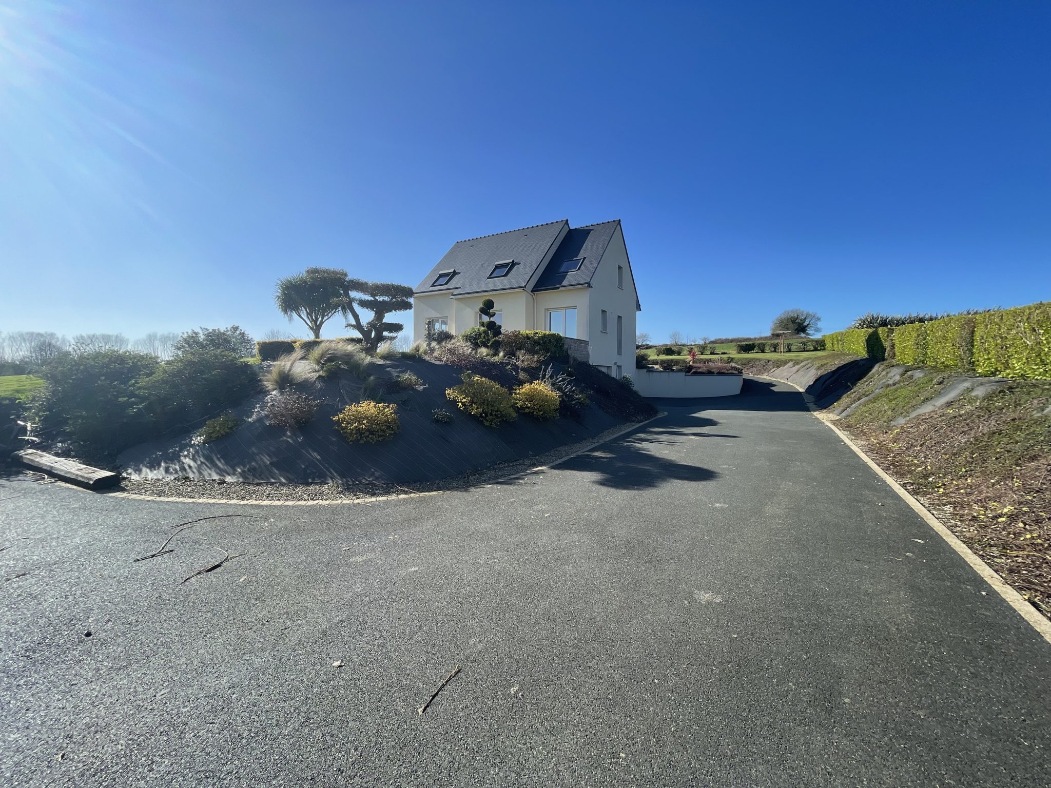 Quimper 15 mn , L’Elégante Contemporaine ( 120 m²) Sur Sous-Sol & son Vaste Jardin ( 2500m²)