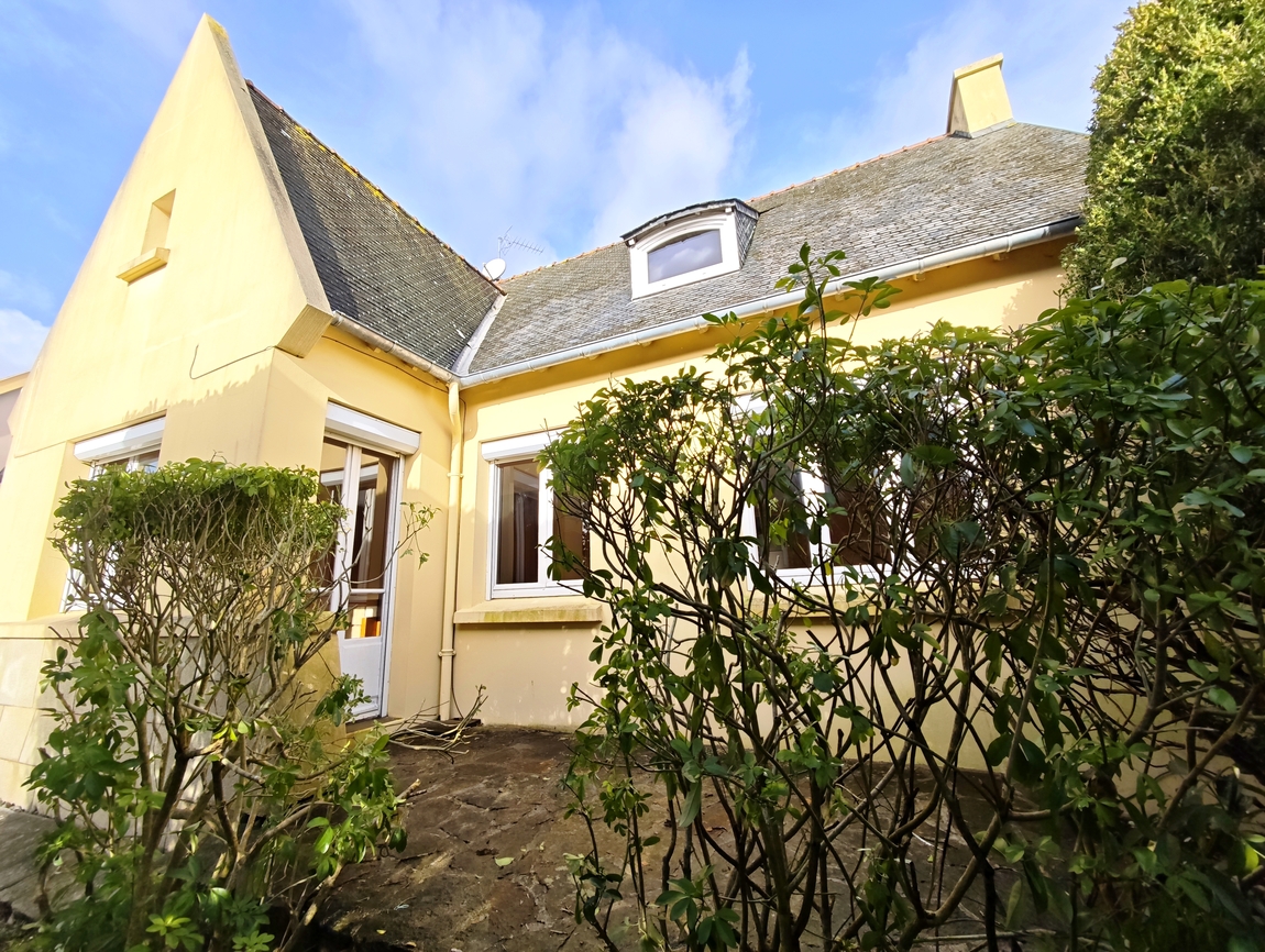 Ergué-gabéric. Maison Traditionnelle 4 Chambres (112 m2) avec Sous-Sol & Terrain Clos.