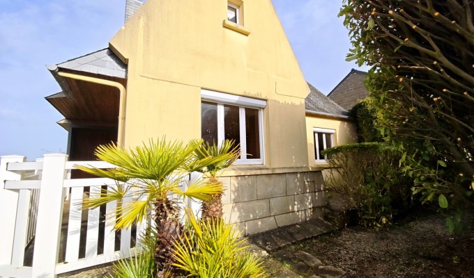 Ergué-gabéric. Maison Traditionnelle 4 Chambres (112 m2) avec Sous-Sol & Terrain Clos.