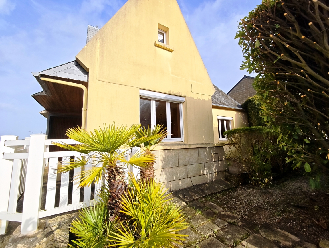 Ergué-gabéric. Maison Traditionnelle 4 Chambres (112 m2) avec Sous-Sol & Terrain Clos.