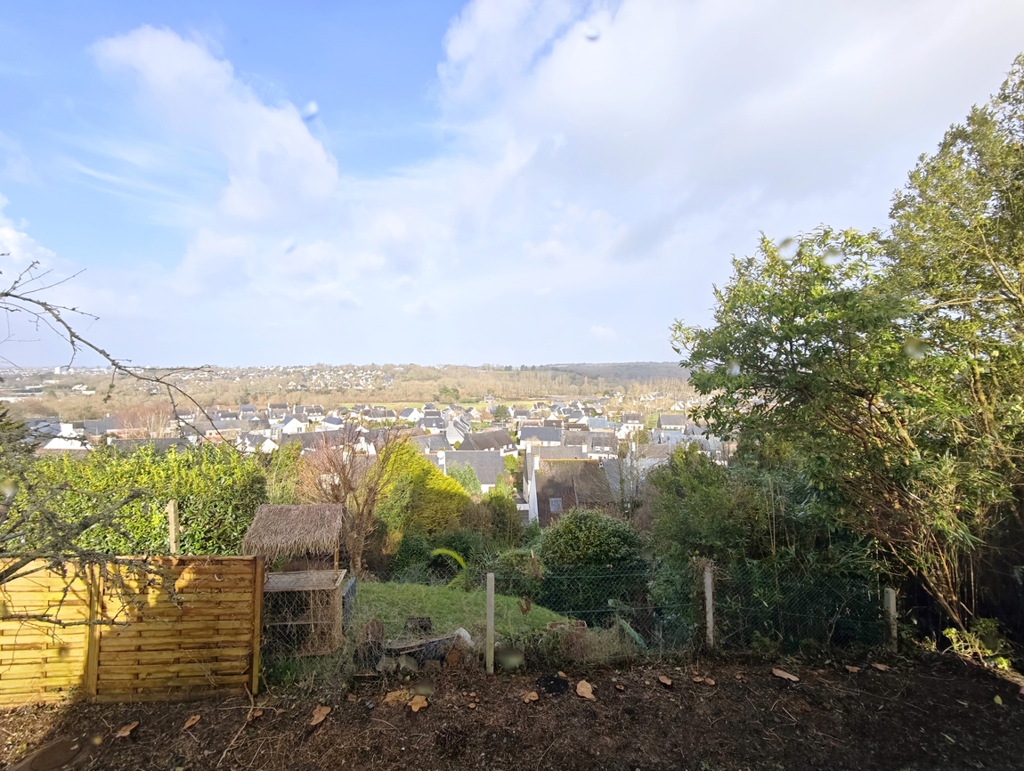 Ergué-gabéric. Maison Traditionnelle 4 Chambres (112 m2) avec Sous-Sol & Terrain Clos.