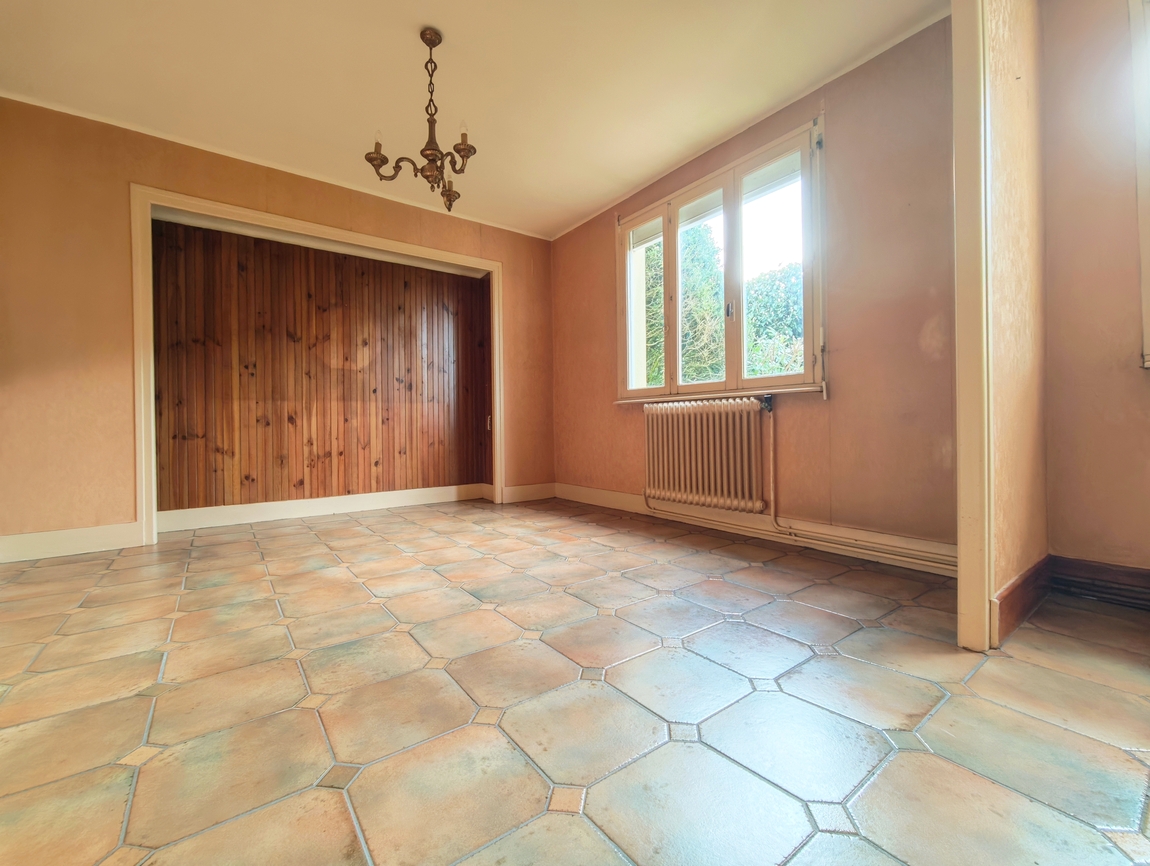 Ergué-gabéric. Maison Traditionnelle 4 Chambres (112 m2) avec Sous-Sol & Terrain Clos.