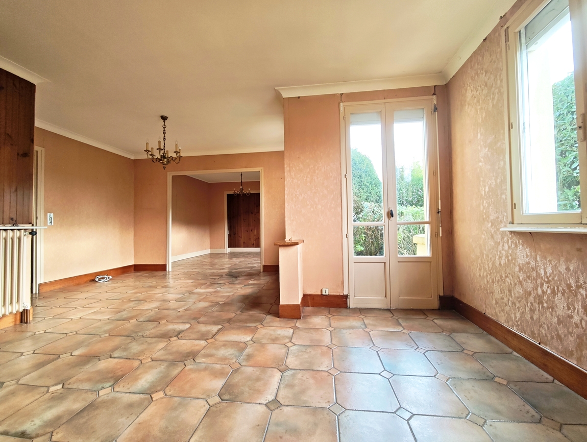 Ergué-gabéric. Maison Traditionnelle 4 Chambres (112 m2) avec Sous-Sol & Terrain Clos.