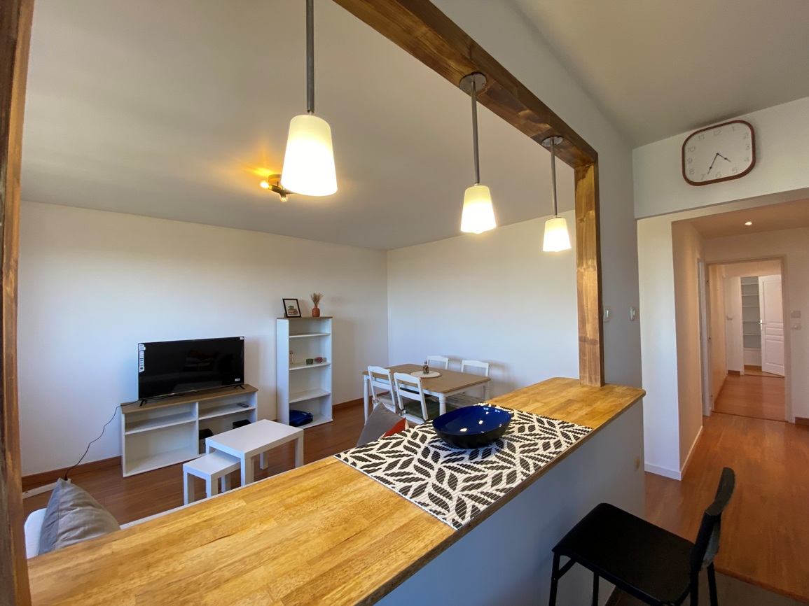 A Louer. Libre immédiatement. LOCATION MEUBLÉE. Appartement Réhabilitée en 3 Chambres pour Colocation !