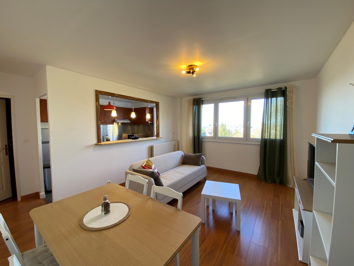 A Louer. Libre immédiatement. LOCATION MEUBLÉE. Appartement Réhabilitée en 3 Chambres pour Colocation !