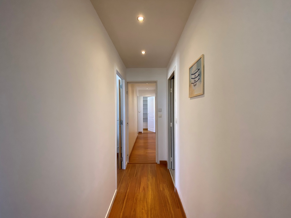 A Louer. Libre immédiatement. LOCATION MEUBLÉE. Appartement Réhabilitée en 3 Chambres pour Colocation !