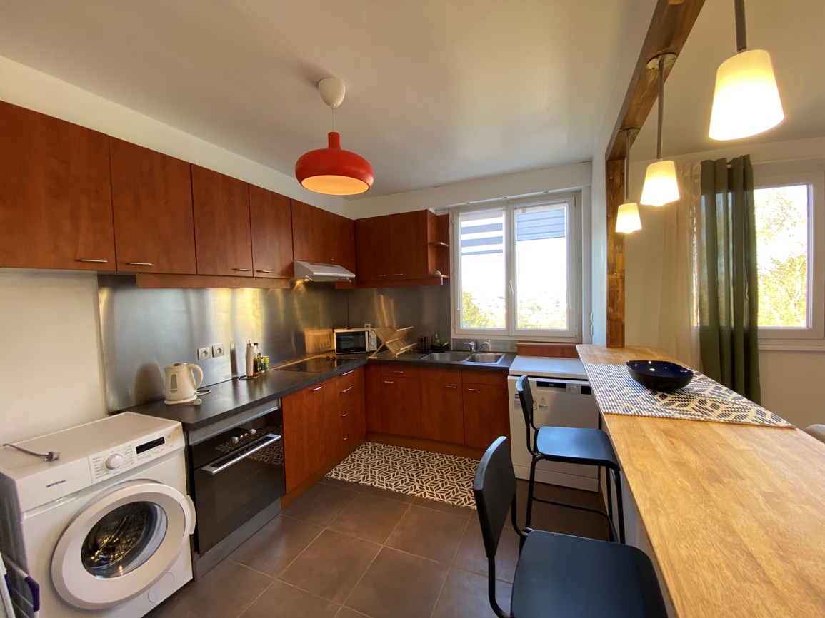 A Louer. Libre immédiatement. LOCATION MEUBLÉE. Appartement Réhabilitée en 3 Chambres pour Colocation !