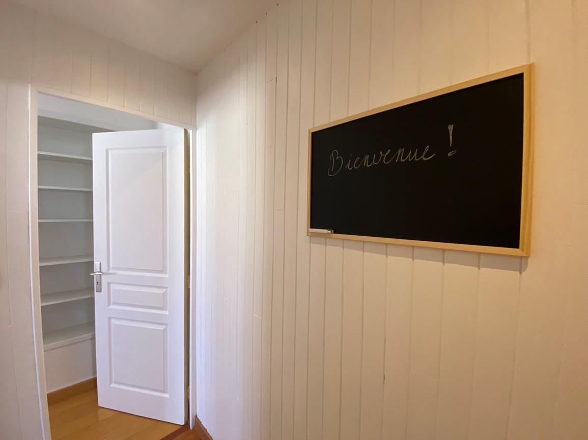 A Louer. Libre immédiatement. LOCATION MEUBLÉE. Appartement Réhabilitée en 3 Chambres pour Colocation !