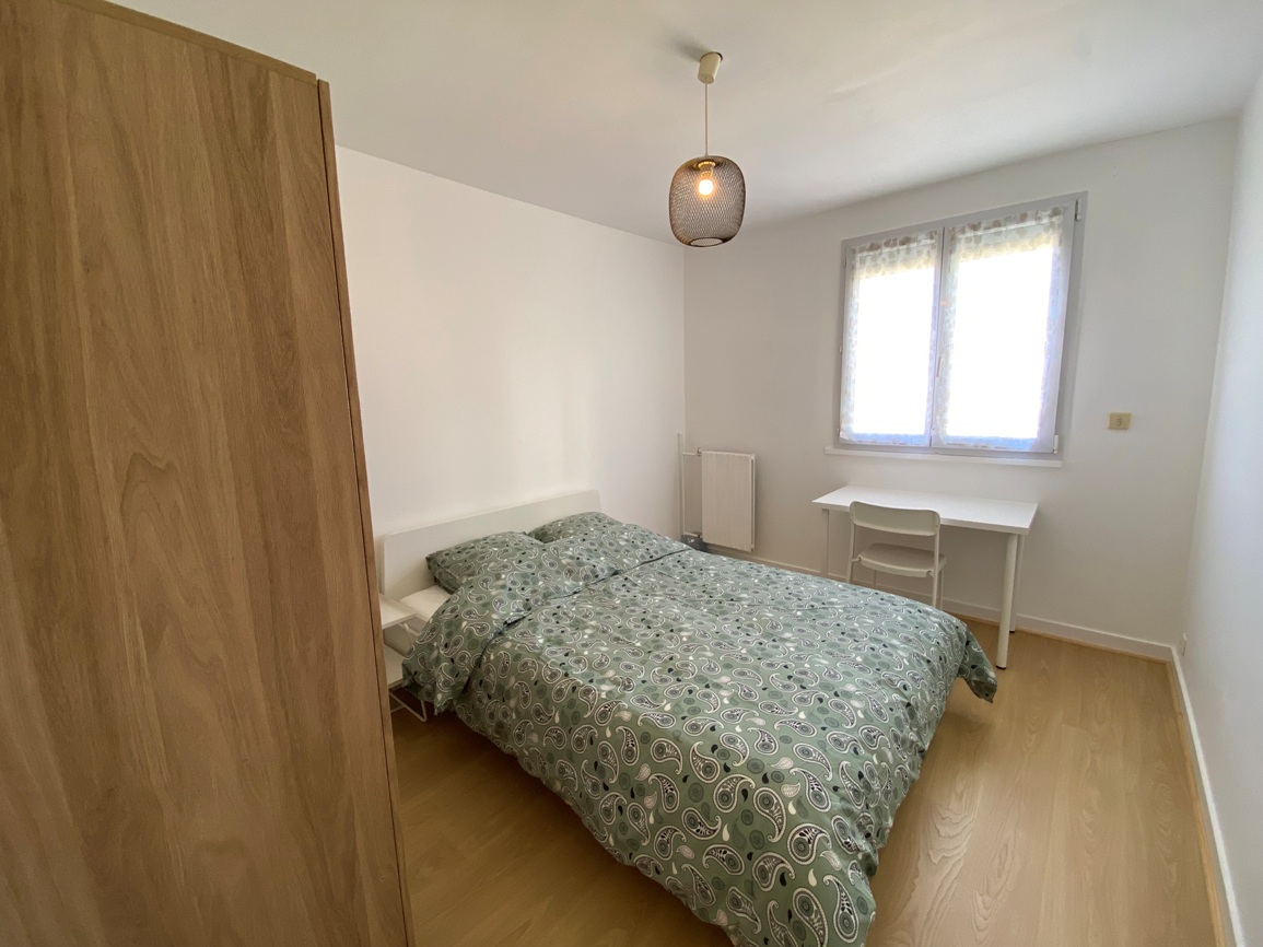 A Louer. Libre immédiatement. LOCATION MEUBLÉE. Appartement Réhabilitée en 3 Chambres pour Colocation !