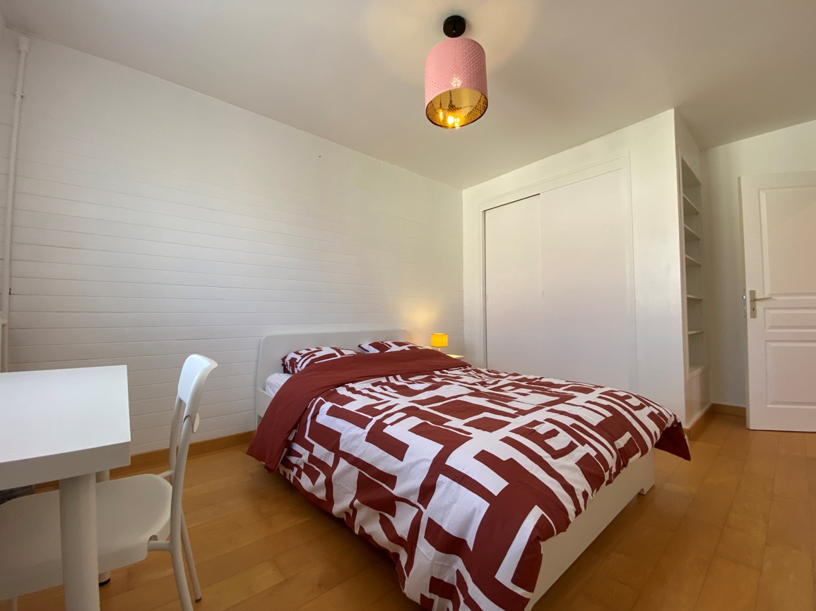 A Louer. Libre immédiatement. LOCATION MEUBLÉE. Appartement Réhabilitée en 3 Chambres pour Colocation !