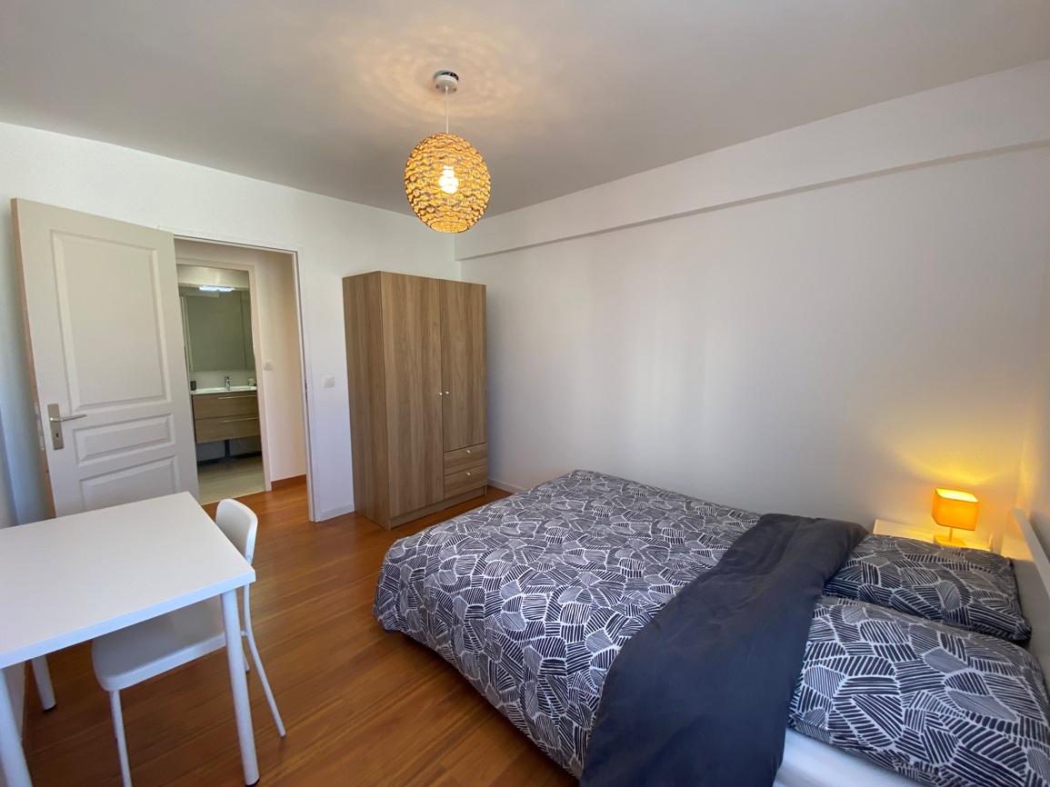 A Louer. Libre immédiatement. LOCATION MEUBLÉE. Appartement Réhabilitée en 3 Chambres pour Colocation !