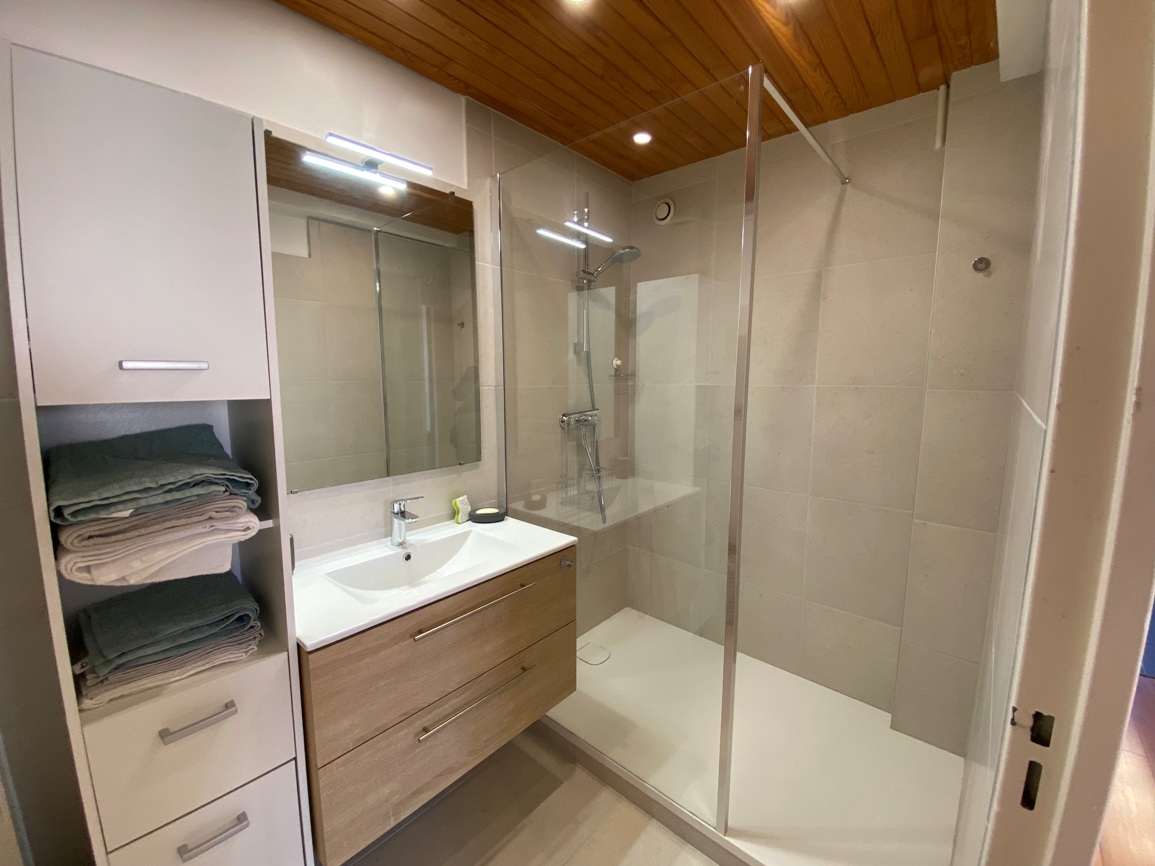 A Louer. Libre immédiatement. LOCATION MEUBLÉE. Appartement Réhabilitée en 3 Chambres pour Colocation !