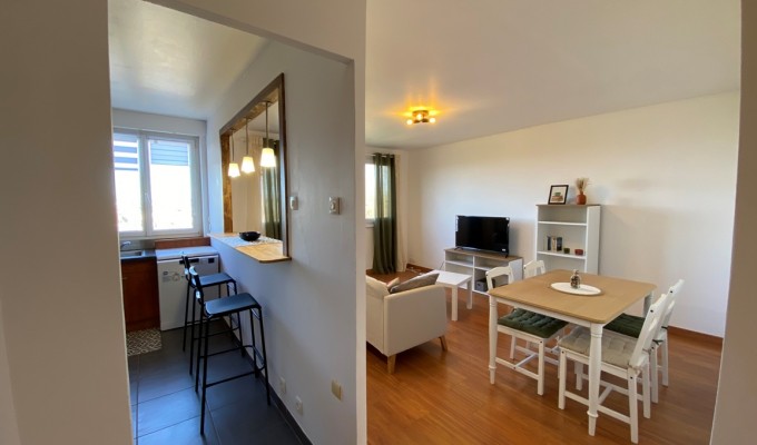 A Louer. Libre immédiatement. LOCATION MEUBLÉE. Appartement Réhabilitée en 3 Chambres pour Colocation !