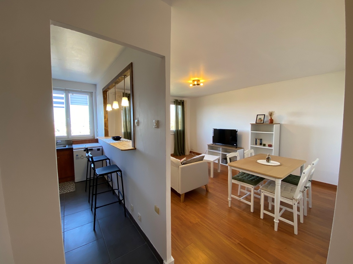 A Louer. Libre immédiatement. LOCATION MEUBLÉE. Appartement Réhabilitée en 3 Chambres pour Colocation !