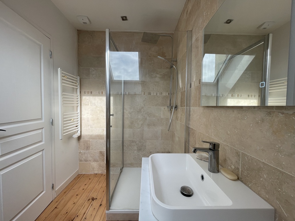 A Louer – Disponible au 01/04/2026 – Plomodiern, Maison 4 Chambres Avec Terrasse et Jardin